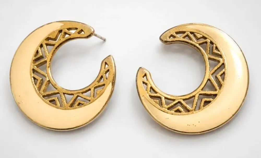 Vintage‎ Pierced Earrings Cream Enamel Gold-tone Filigree Crescent Moon wp-4